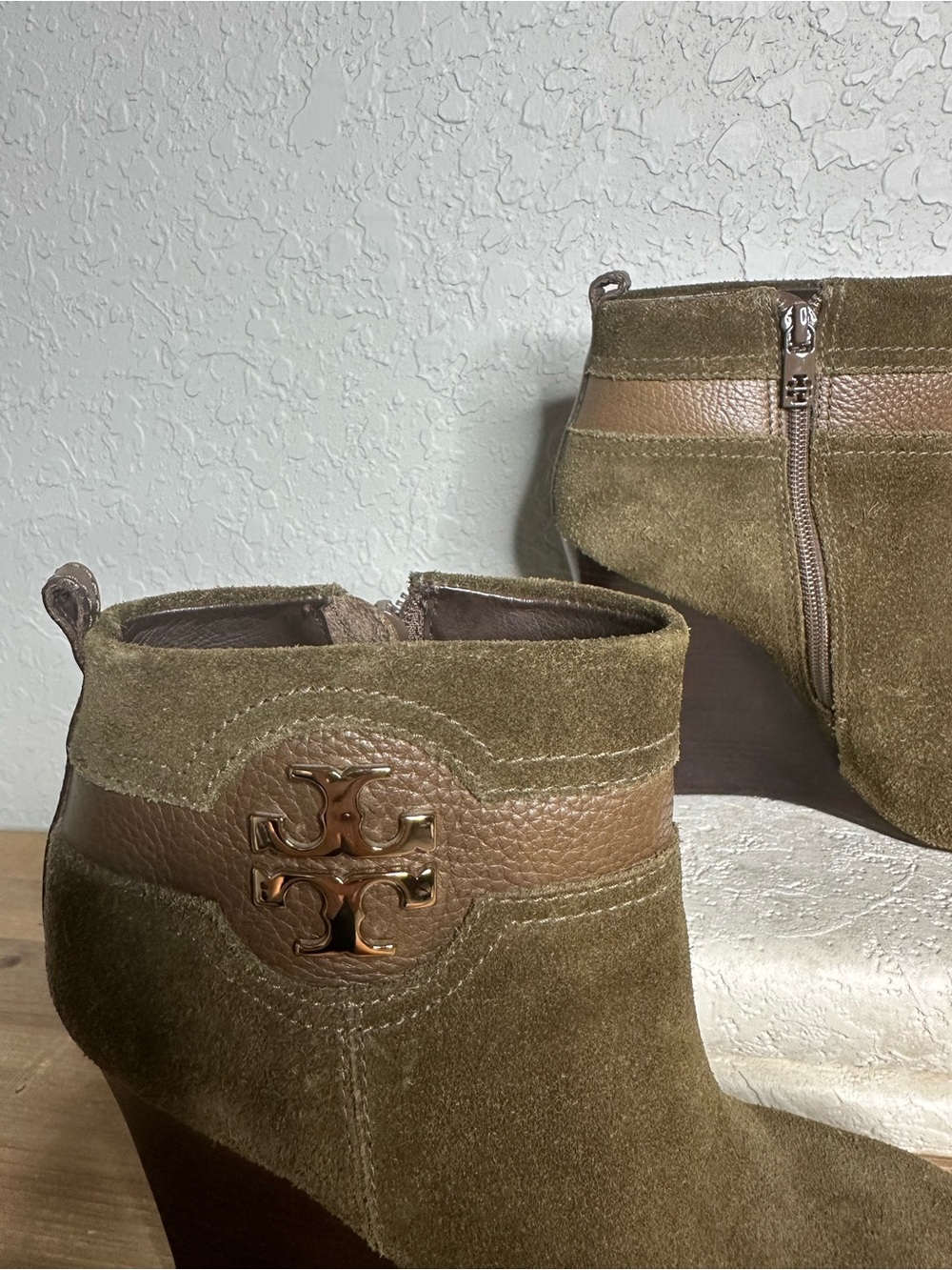 Tory Burch olive green suede wood wedge ankle boot with gold TT accent. Size 8.5 - Picture 6 of 15